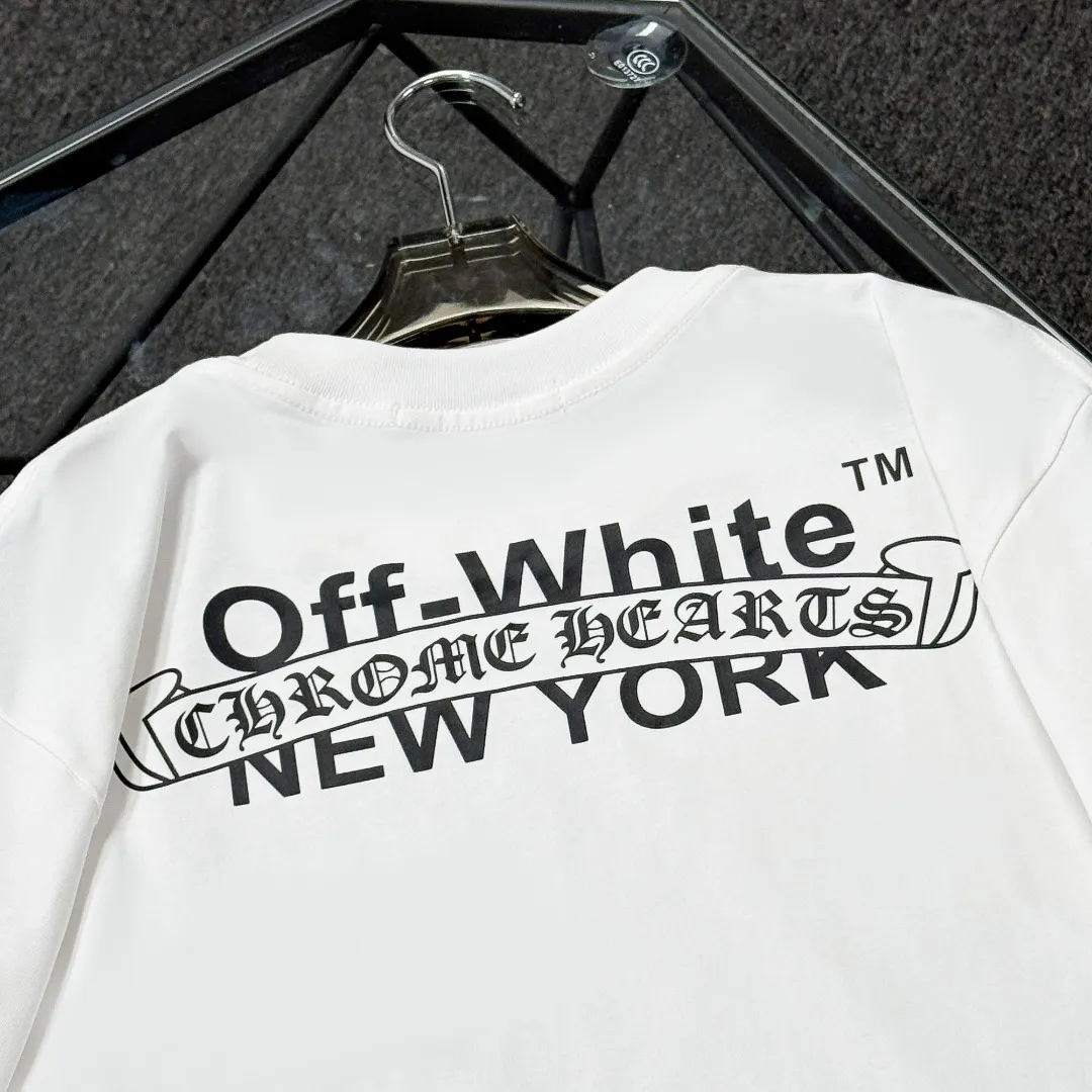 P170 Chrome Hearts Chrome Hearts 25 high version. The fabric is made of 300 grams of high-density pure cotton. It does not deform or shrink. It has three labels. It is the same style for men and women. Technology: patch embroidery + digital printing. Color: white, black. SIZE: S-XL.